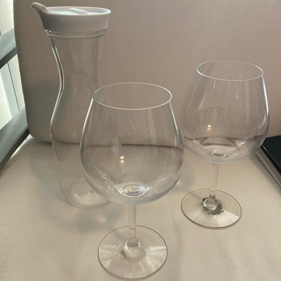 Two plastic wine goblets and decanter - Picture 1 of 6